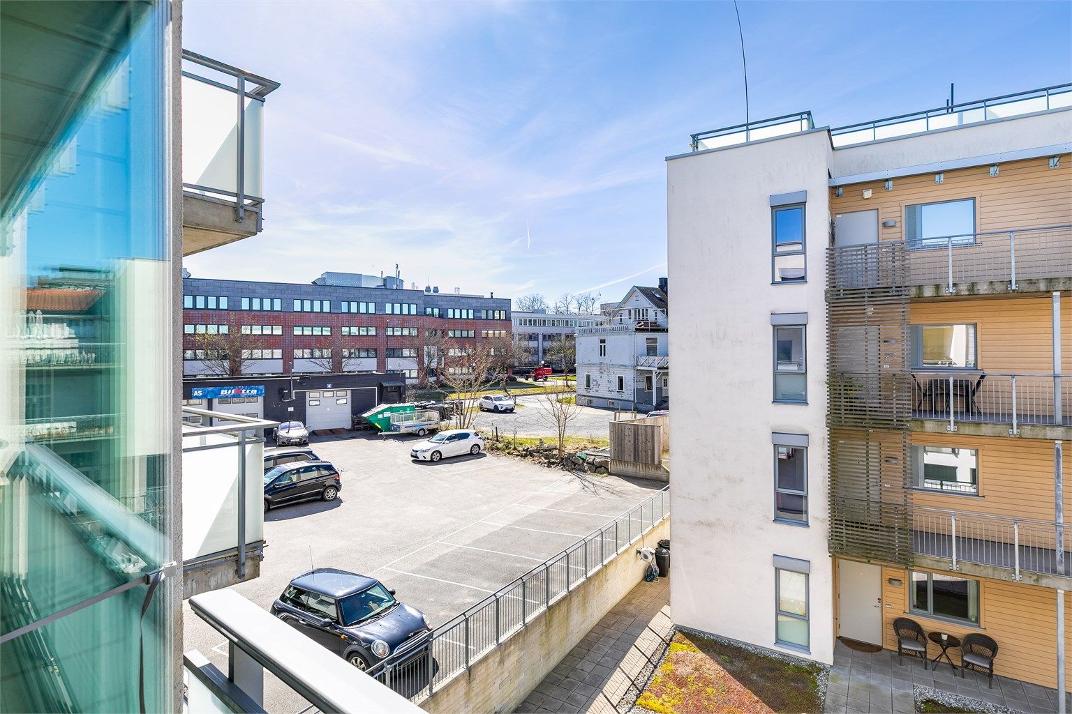 I årets varme måneder kommer solen til verandaen fra utpå ettermiddagene. Fotograf; Børge Oppegård.