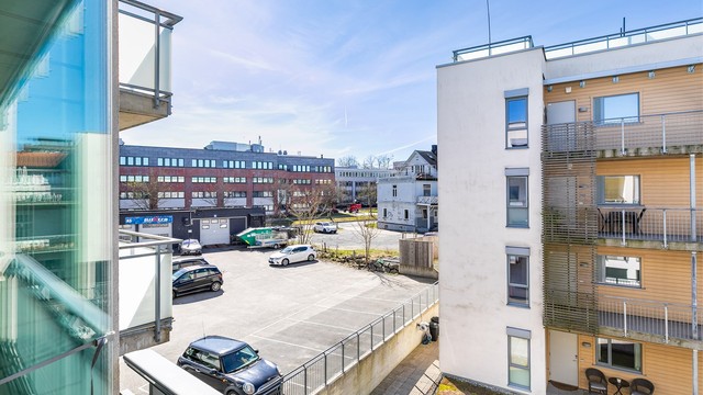 I årets varme måneder kommer solen til verandaen fra utpå ettermiddagene. Fotograf; Børge Oppegård.