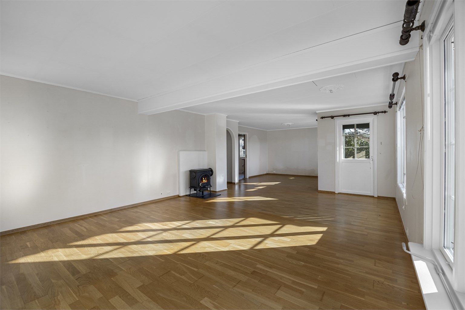 Den romslige stuen gir fleksibilitet for møblering av både sittegruppe og spisebord.