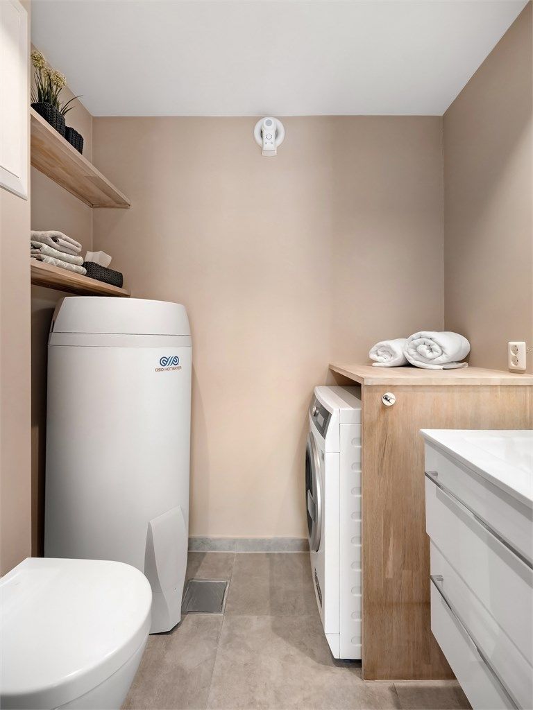 Praktisk kombinert toalettrom og vaskerom