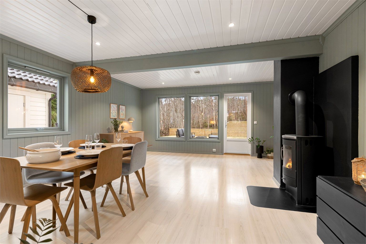 Den åpne løsningen mellom stue, spisestue og kjøkken skaper et sosialt og luftig allrom.