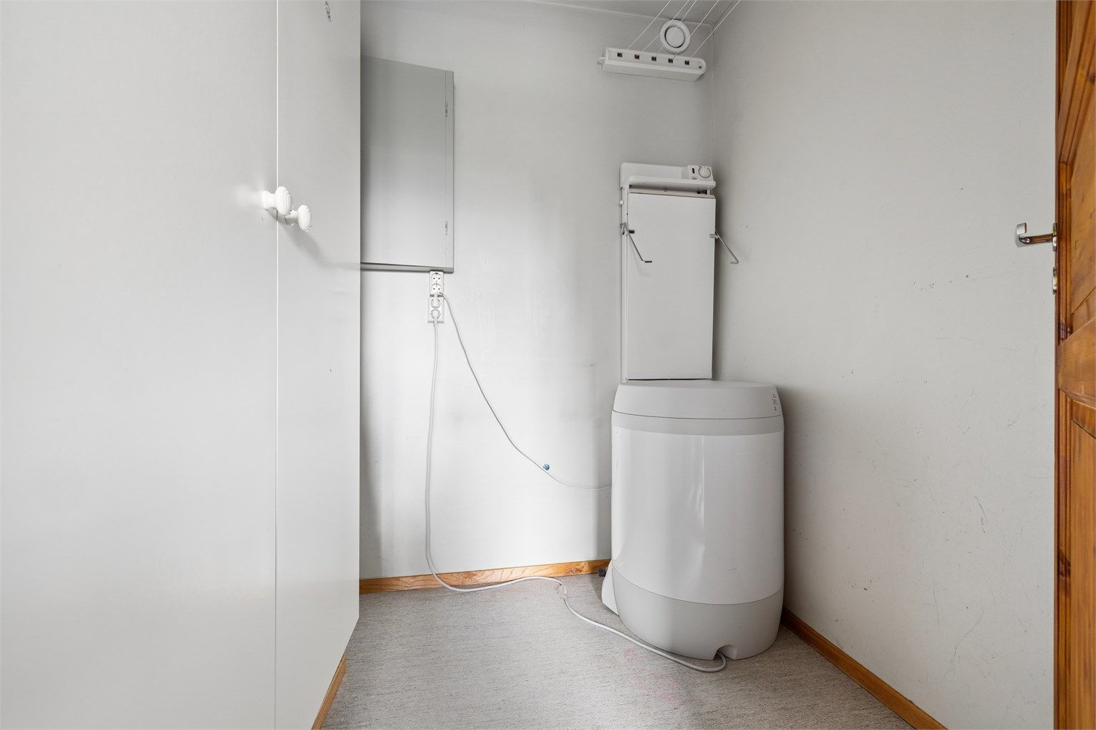 Innvendig bod med varmtvannsbereder fra 2019.