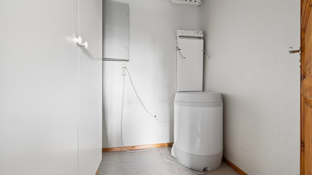 Innvendig bod med varmtvannsbereder fra 2019.