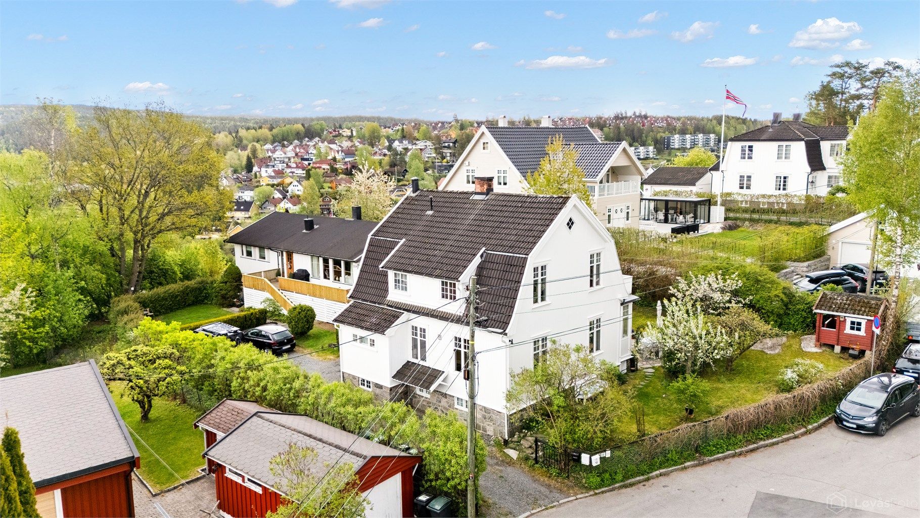 Eiendommen ligger tilbaketrukket innerst i en blindvei, med solrik hage i et etablert og barnevennlig villastrøk.