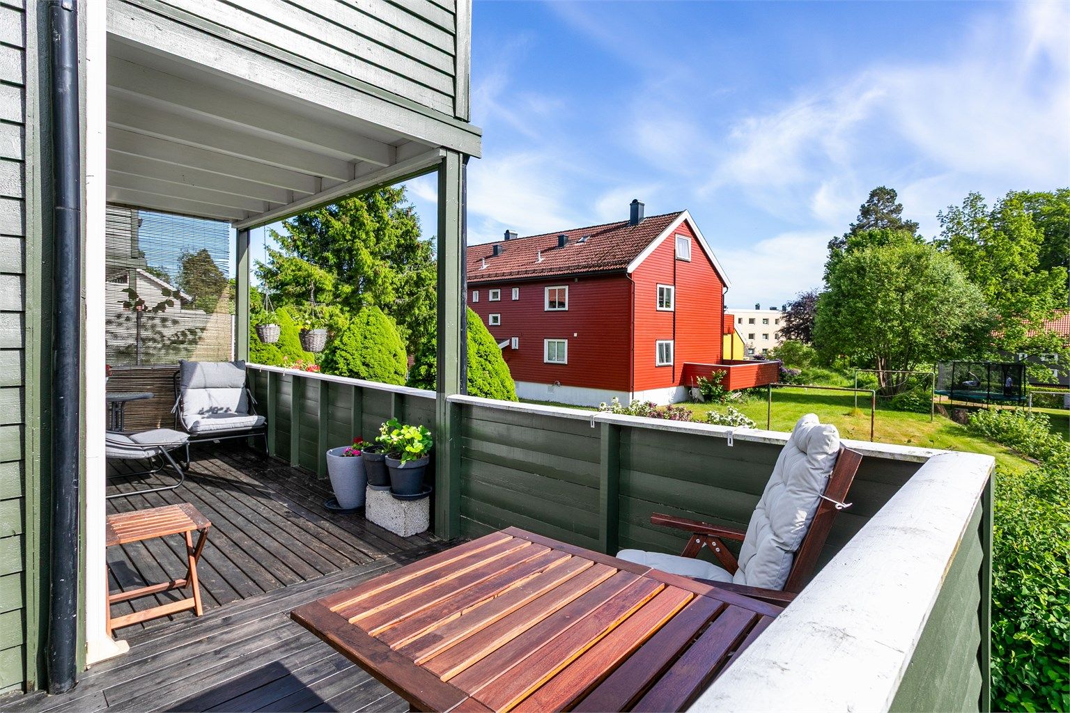 Hjørnebalkongens godt over 20 kvm. kan utnyttes med opptil flere sittegrupper.