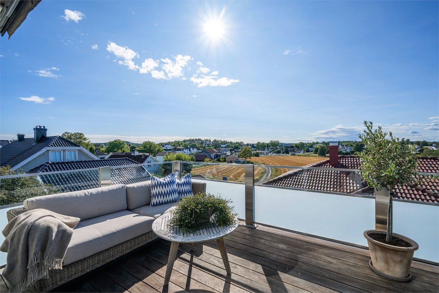 Boligen ligger rolig og attraktivt til, med flotte solforhold og en nydelig utsikt som gir en følelse av både luft og rom. 