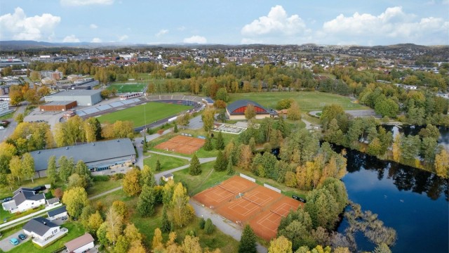 På fritiden kan du ta turen til flotte Bugårdsparken, en av Sandefjords mest brukte og innholdsrike aktivitetsparker, hvor du finner fasiliteter som svømmehall, fotballbaner, tennishall og ishall, i tillegg til den sjarmerende andedammen omgitt av tursti.