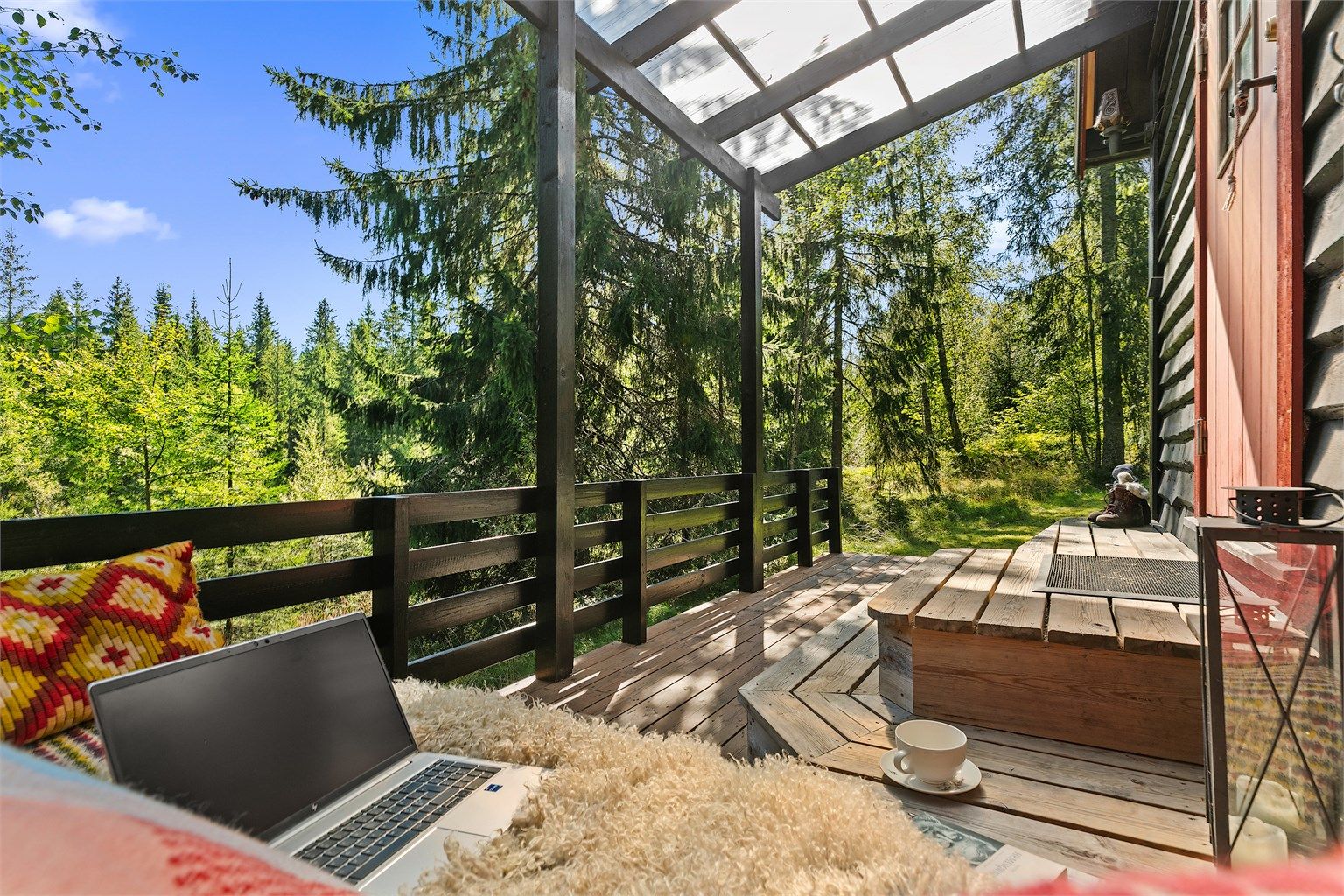 Fantastisk terrasse uten for døren som er overbygget her kan man sitte og nyte morgen solen, mens skogen våkner til. 