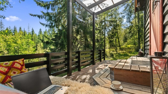 Fantastisk terrasse uten for døren som er overbygget her kan man sitte og nyte morgen solen, mens skogen våkner til.