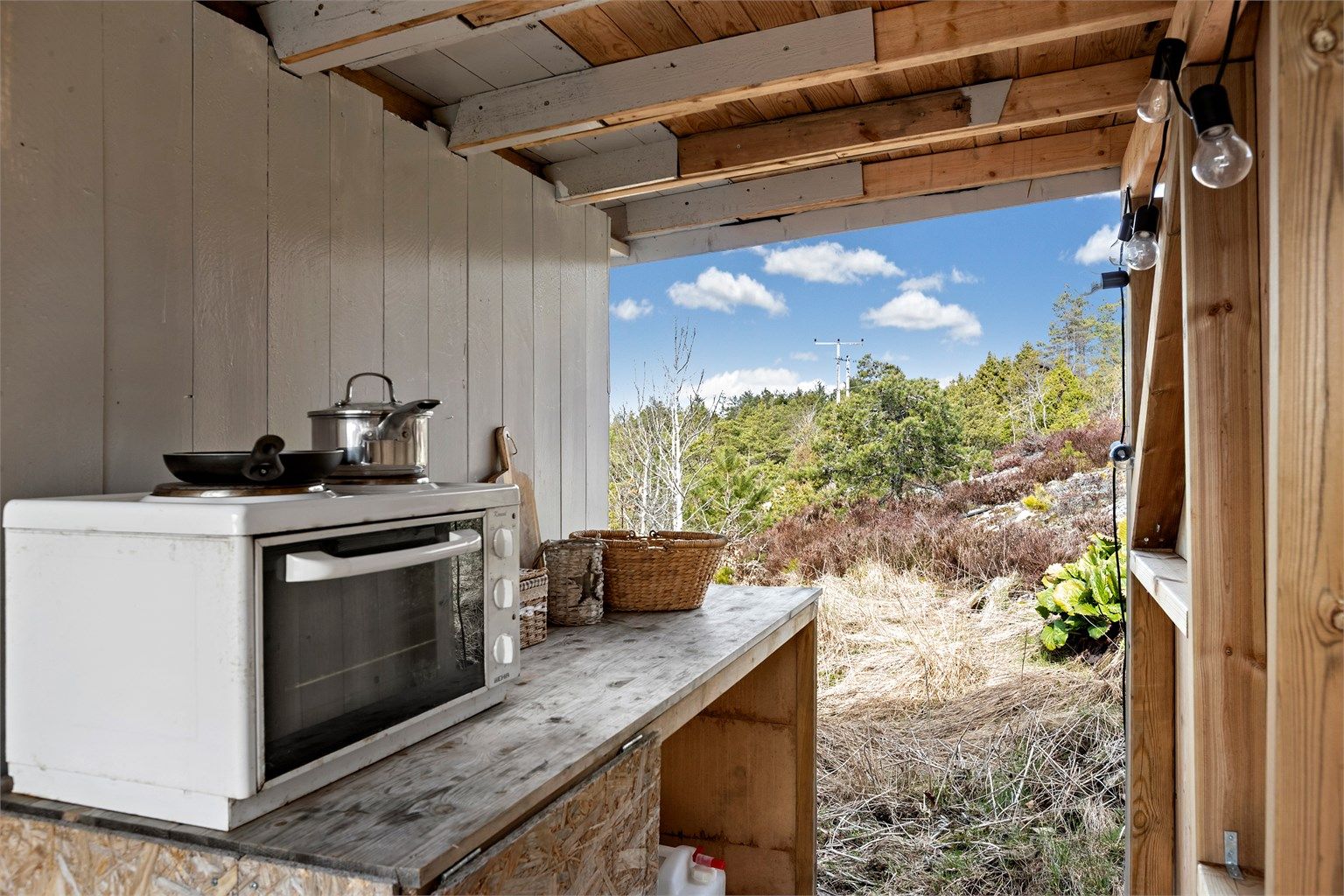 Enkel utekjøkkenbenk for sommerens måltider i det fri.