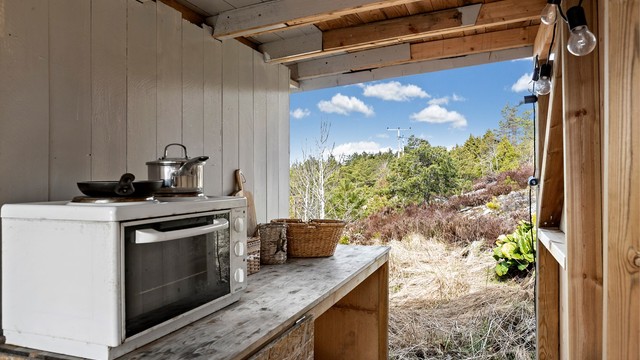 Enkel utekjøkkenbenk for sommerens måltider i det fri.