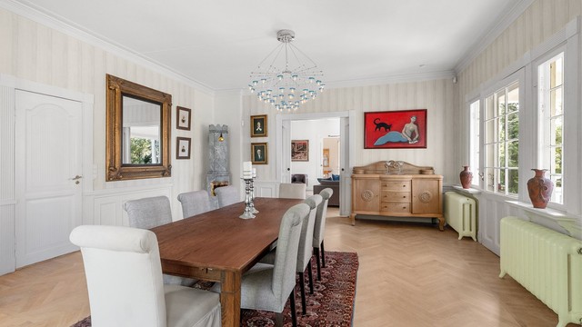 Spisestuen har god plass til langbord og er et naturlig midtpunkt ved sosiale sammenkomster.