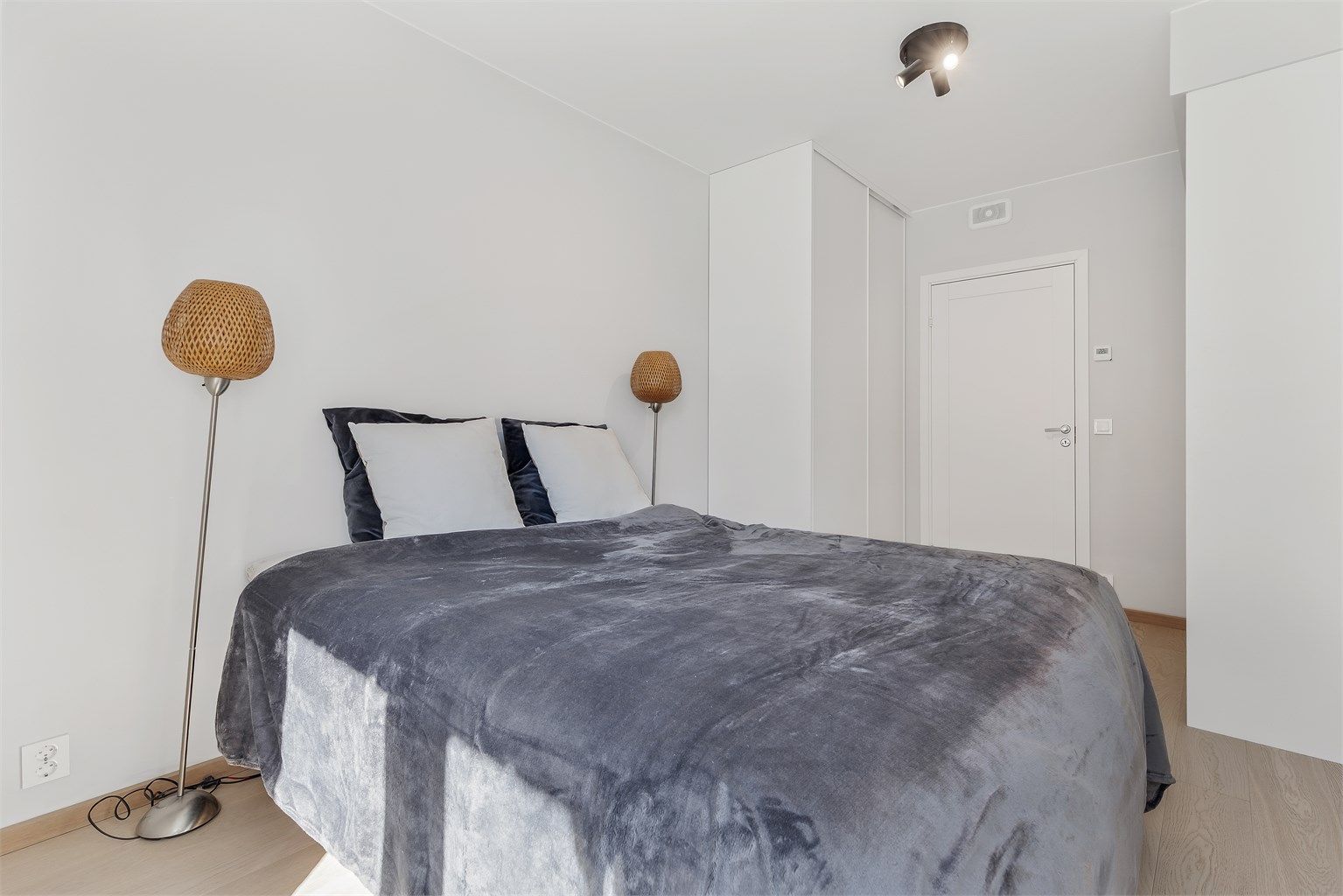 Leiligheten har 2 soverom. Hovedsoverommet har god plass til dobbeltseng og garderobeskap.