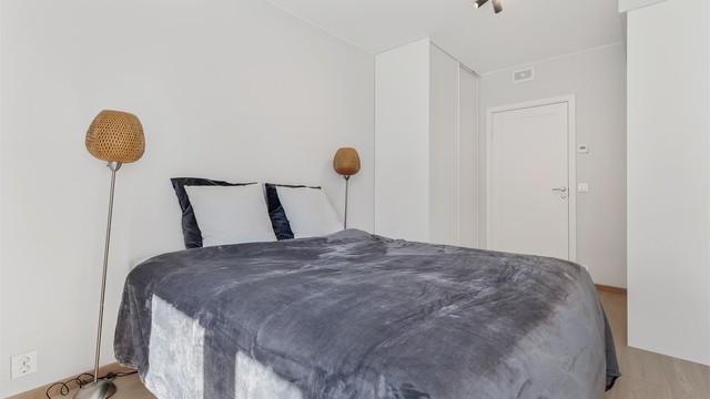 Leiligheten har 2 soverom. Hovedsoverommet har god plass til dobbeltseng og garderobeskap.