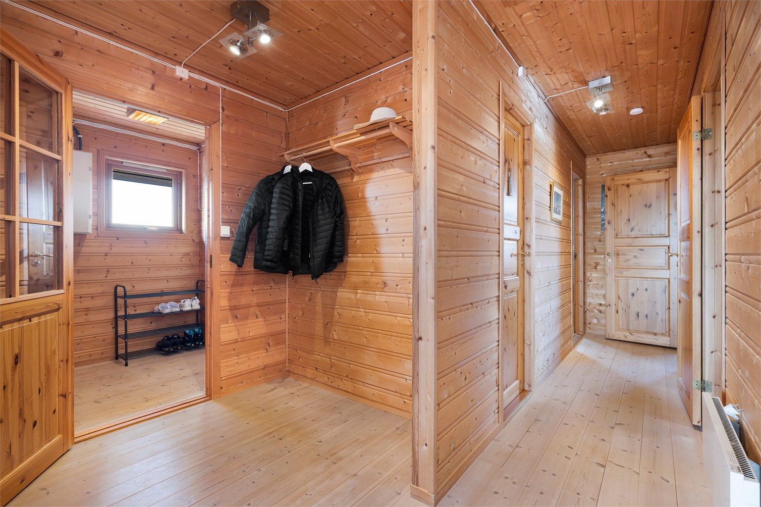 i mellomgangen er det god plass til å henge fra seg yttertøyet
