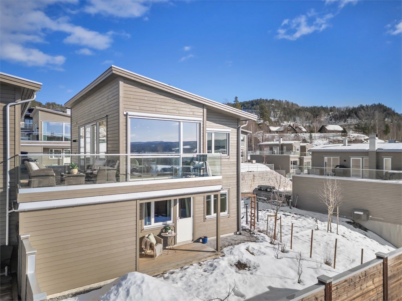 Egen hage med terrasseplatting og plenareal