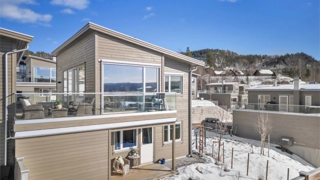 Egen hage med terrasseplatting og plenareal