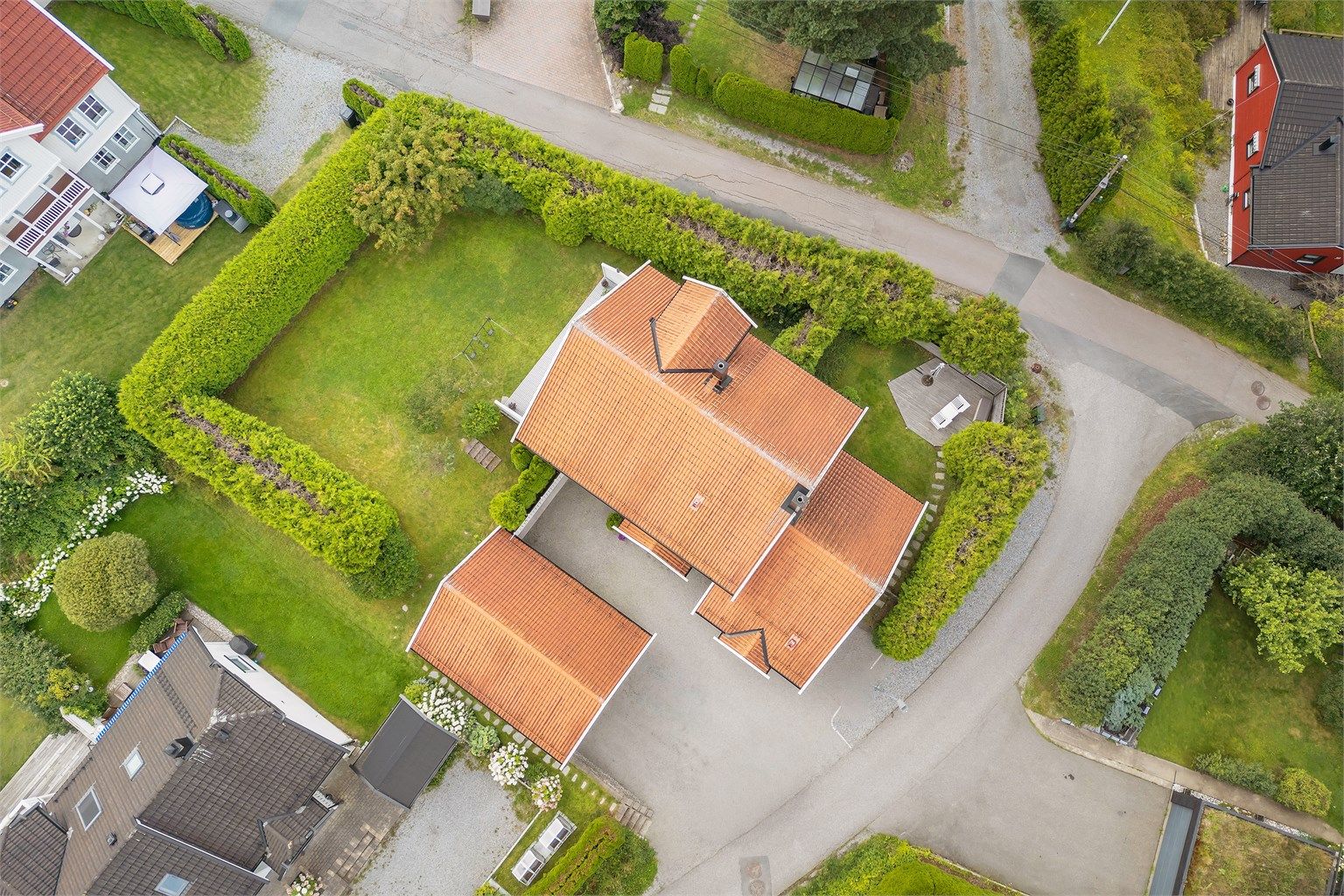 Eiendommen har en velavgrenset tomt med gode adkomstforhold og skjermet hage.