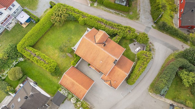 Eiendommen har en velavgrenset tomt med gode adkomstforhold og skjermet hage.