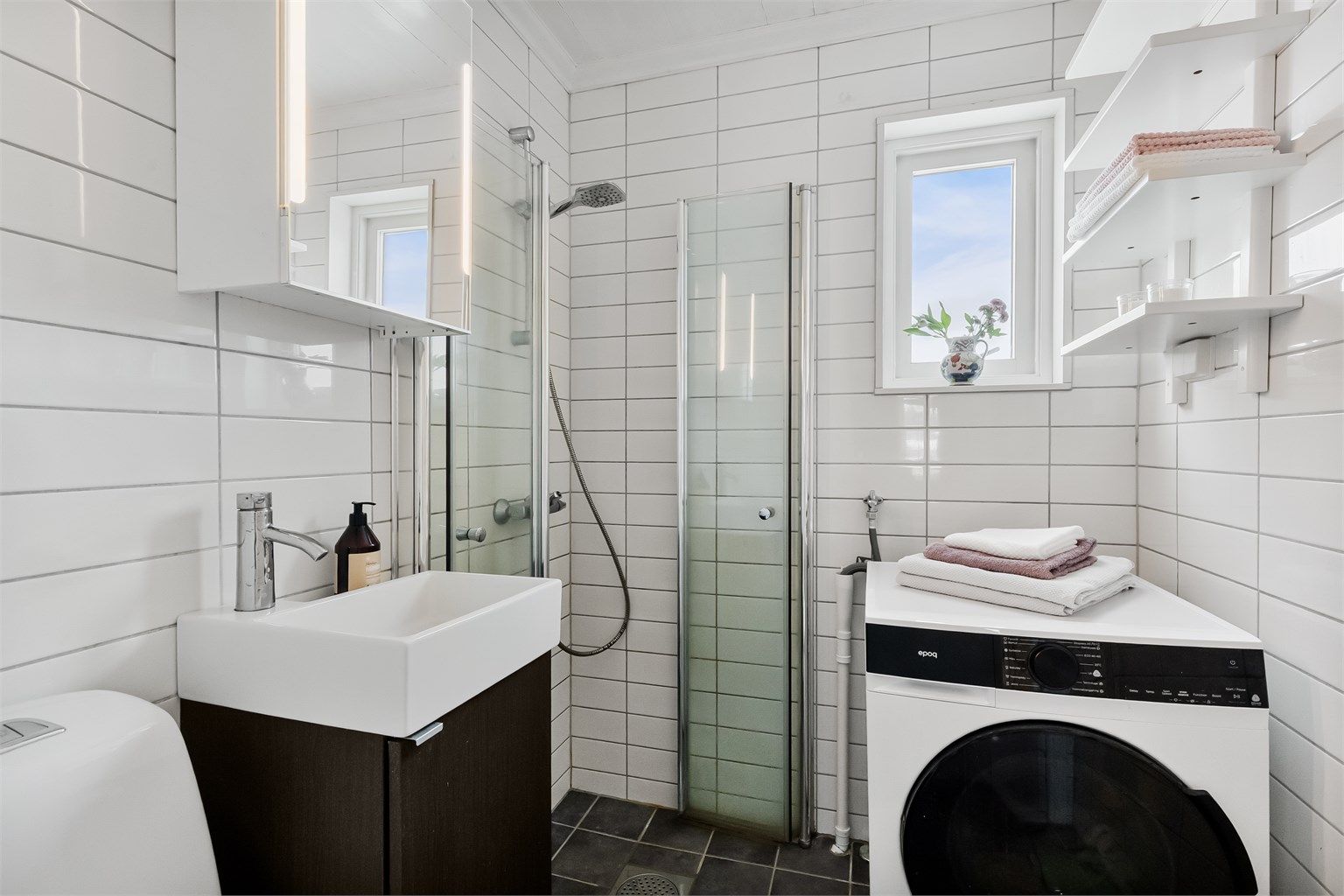 Her er det behagelig gulvvarme, dusjhjørne og opplegg for vaskemaskin.