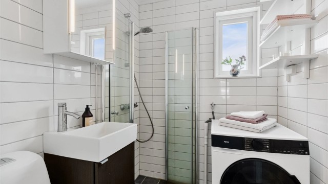 Her er det behagelig gulvvarme, dusjhjørne og opplegg for vaskemaskin.