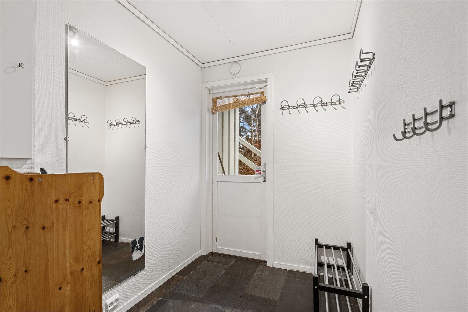 Romslig gang som binder etasjen naturlig sammen.
