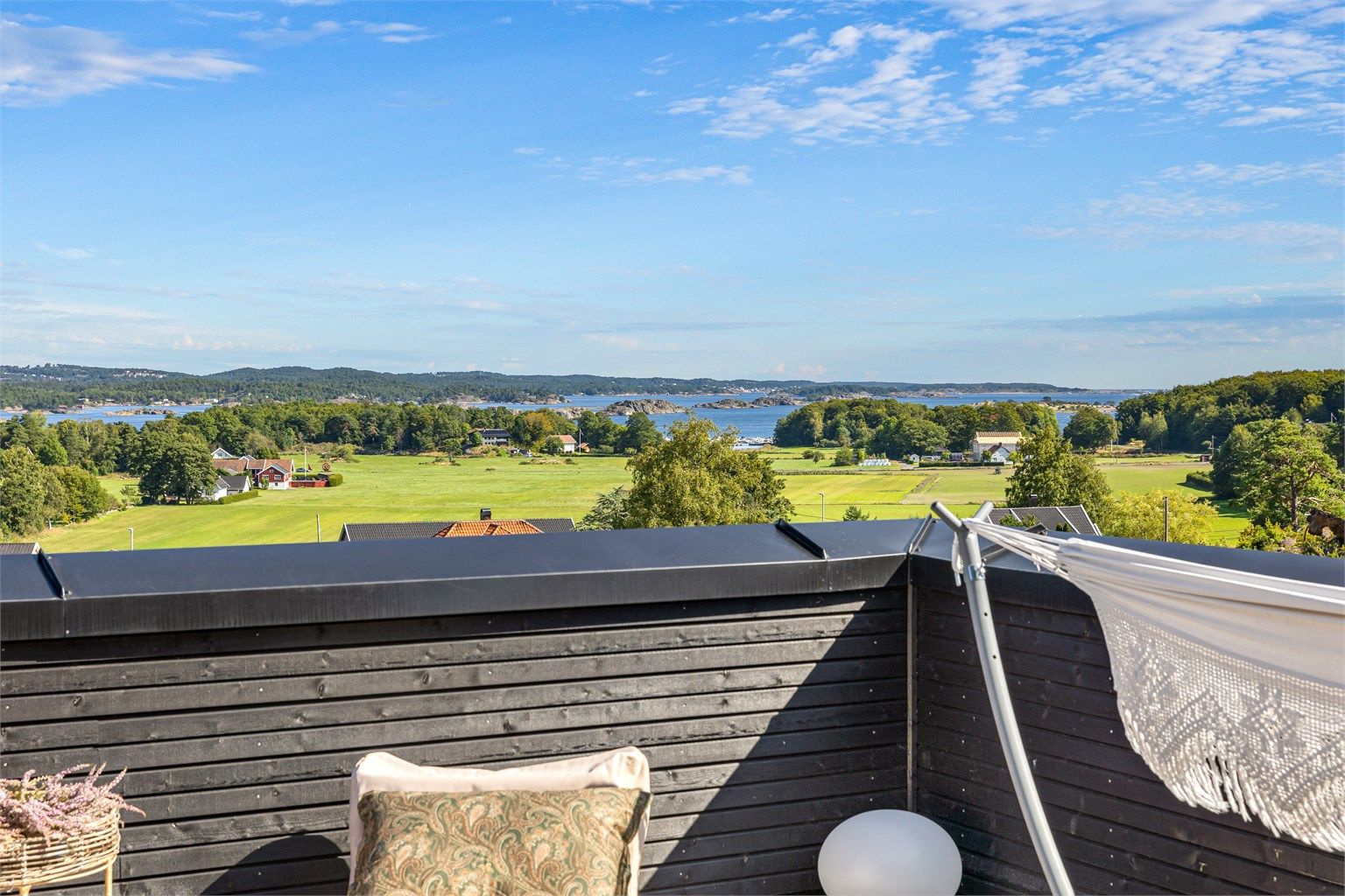 Vakker utsikt ut mot sjøen og det omkringliggende landskapet