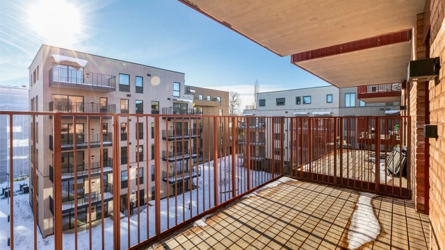 Velkommen til Sentrumshagene, sentralt i Ås. Sørvendt balkong på hele 11 kvm. er blant leilighetens fremste kvaliteter. Denne er det lett å bli glad i når solen står høyt på varme og fine sommerdager. Fotograf; Børge Oppegård.