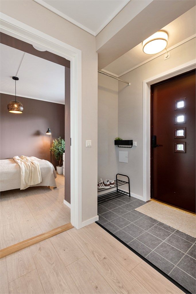 Entréen ønsker velkommen med et praktisk flislagt felt og behagelig gulvvarme.