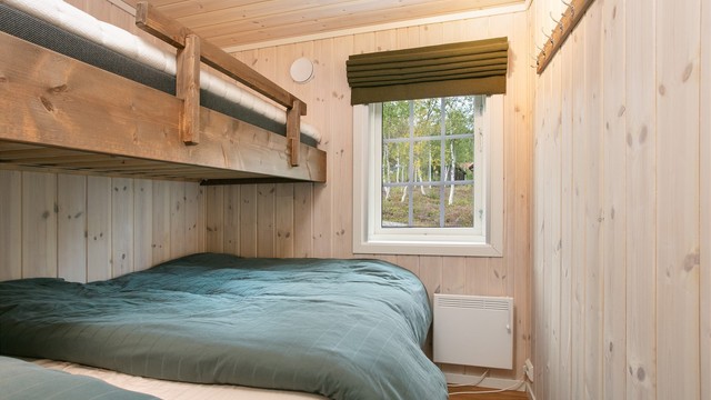 Soverom innredet med familiekøye for fleksible soveplasser.