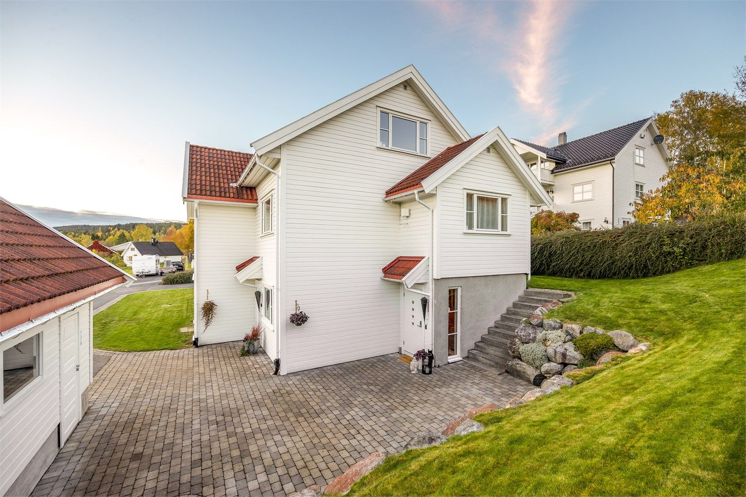 Boligen har to overbygde inngangspartier i underetasjen.