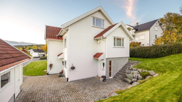 Boligen har to overbygde inngangspartier i underetasjen.