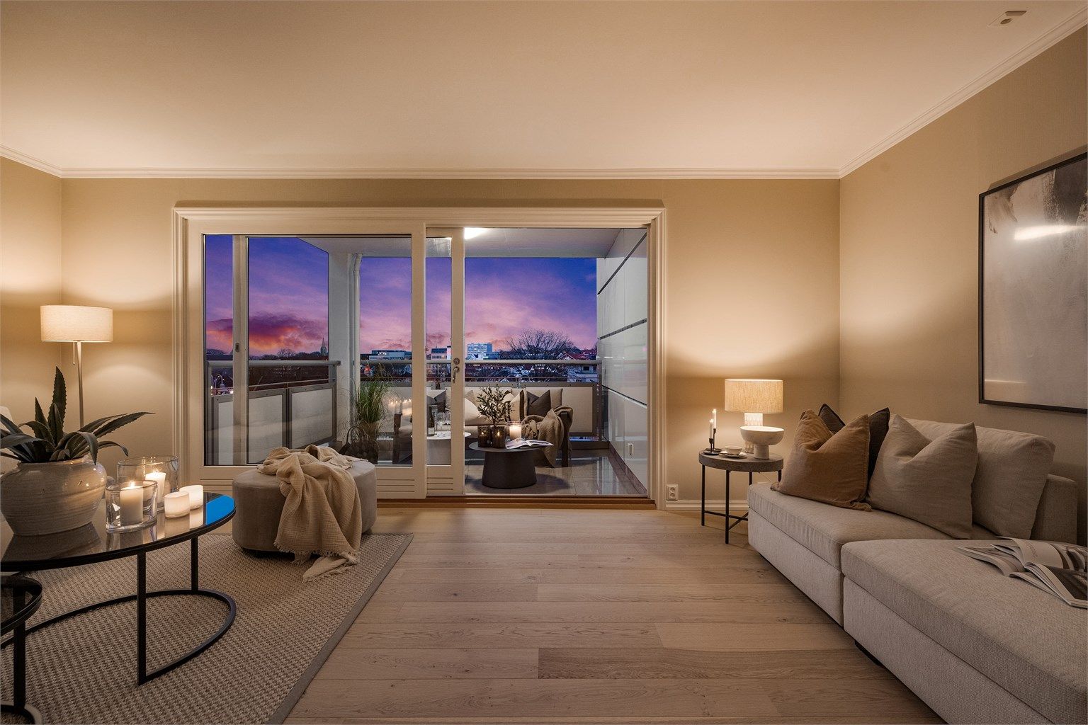 Skyvedør ut til balkong. 