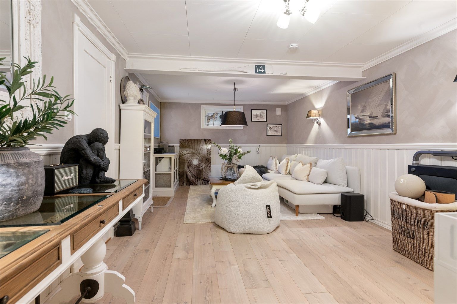 Kjellerstuen er innredet som et hyggelig ekstra oppholdsrom, godt egnet til Tv-stue eller lekerom  
(Rommet ikke er omsøkt og godkjent for varig opphold)