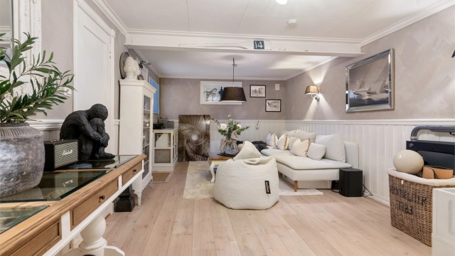 Kjellerstuen er innredet som et hyggelig ekstra oppholdsrom, godt egnet til Tv-stue eller lekerom
(Rommet ikke er omsøkt og godkjent for varig opphold)