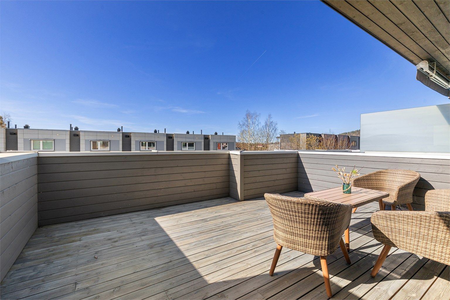 Her kan man nyte solen til sen kveld 