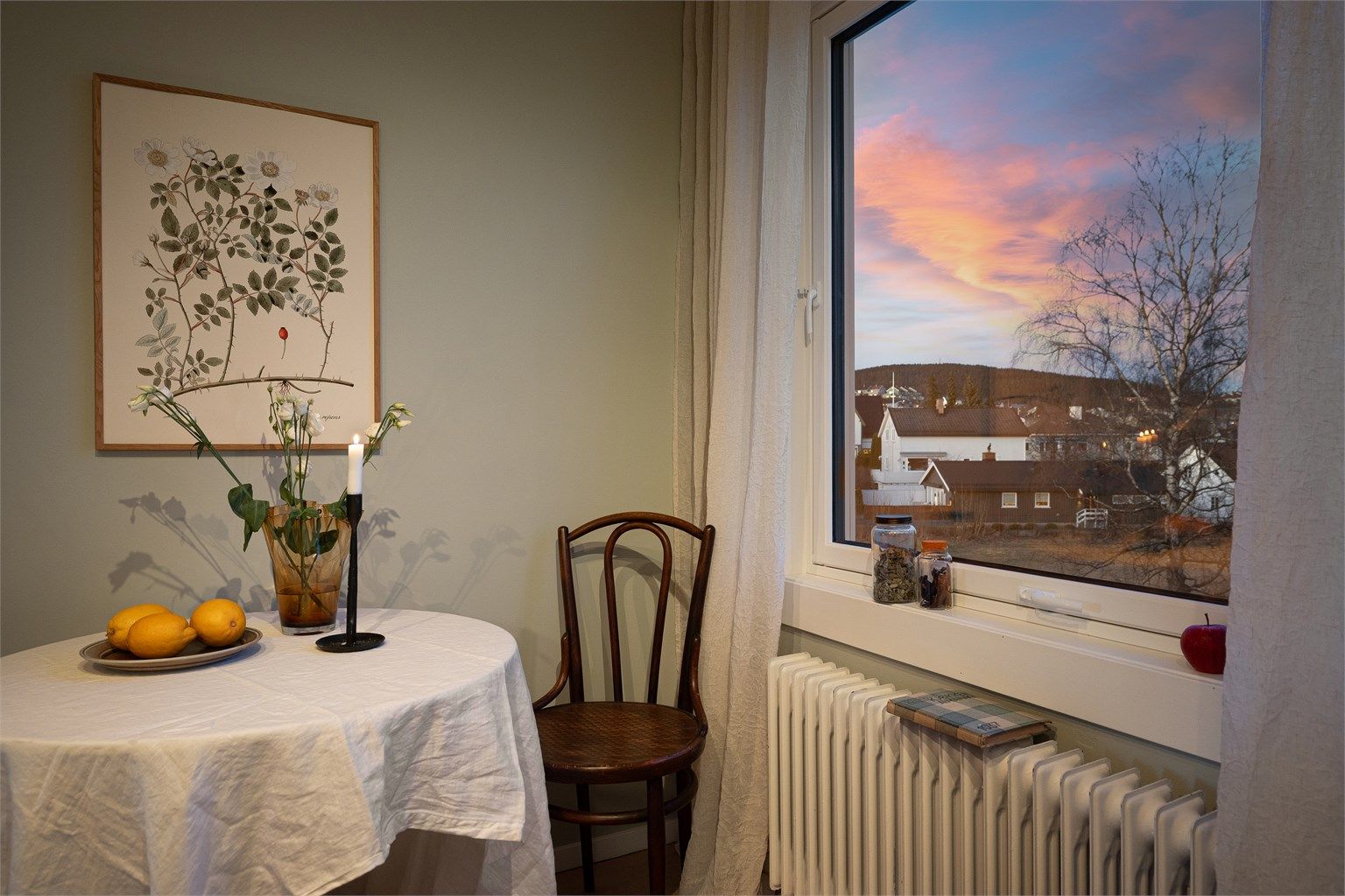 God plass til kjøkkenbord ved vinduet med herlig utsikt 