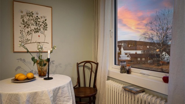 God plass til kjøkkenbord ved vinduet med herlig utsikt
