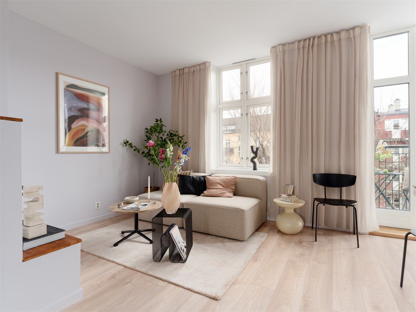 Takhøyden i leiligheten i kombinasjon med de store vindusflatene fra 2015 gir en fantastisk romfølelse her!