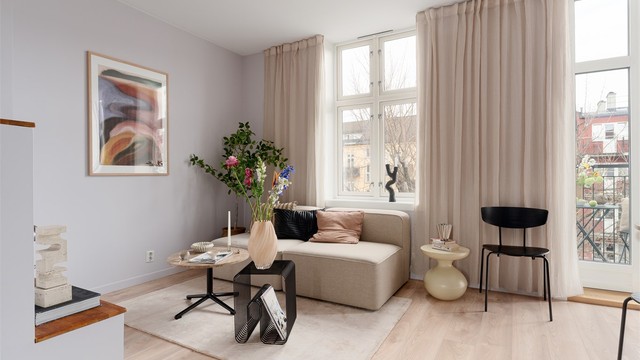 Takhøyden i leiligheten i kombinasjon med de store vindusflatene fra 2015 gir en fantastisk romfølelse her!