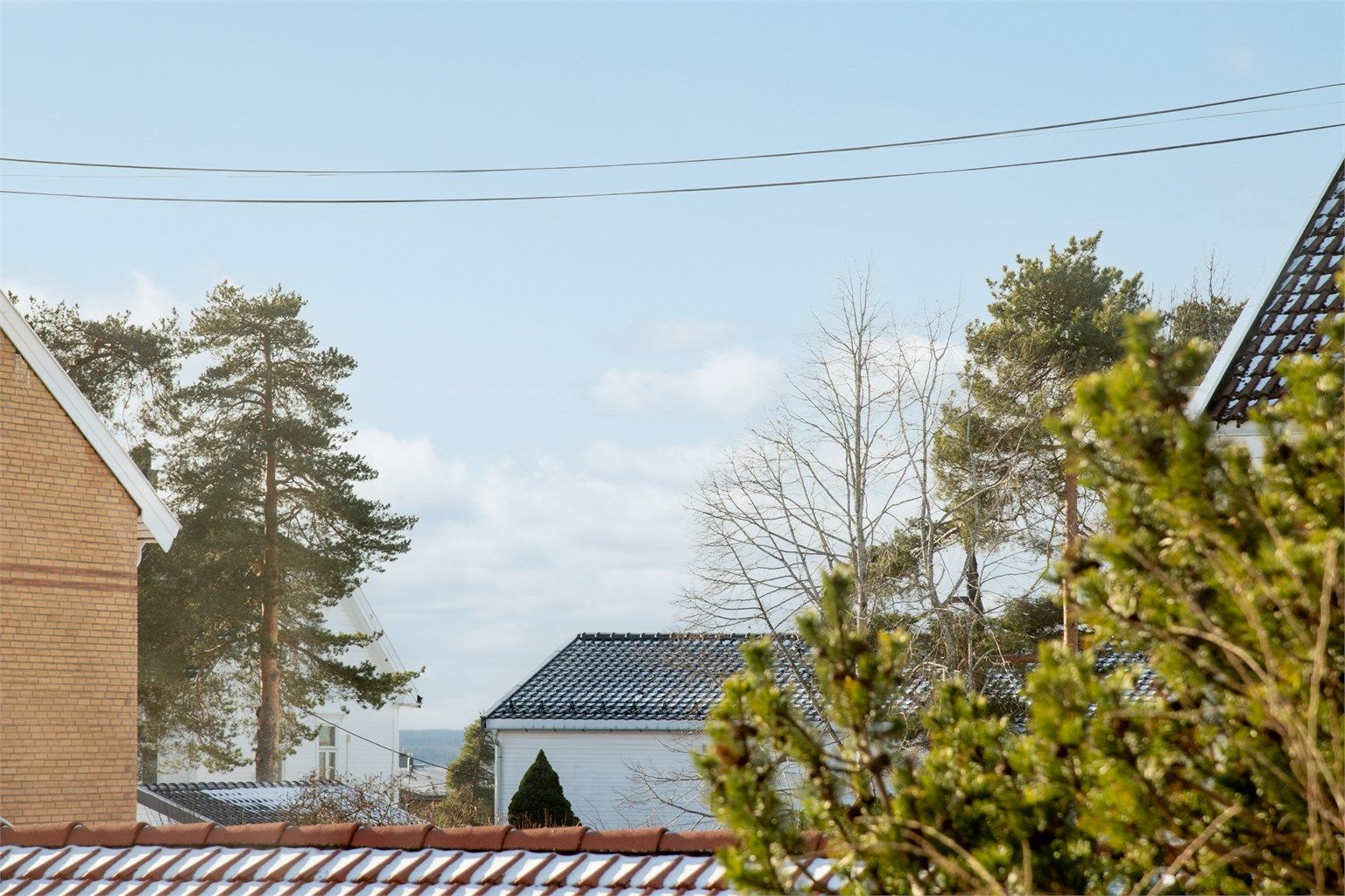 Beliggenheten er i et rolig og etablert nabolag, med kort vei til Spar Kastellet for enkel hverdagshandel.