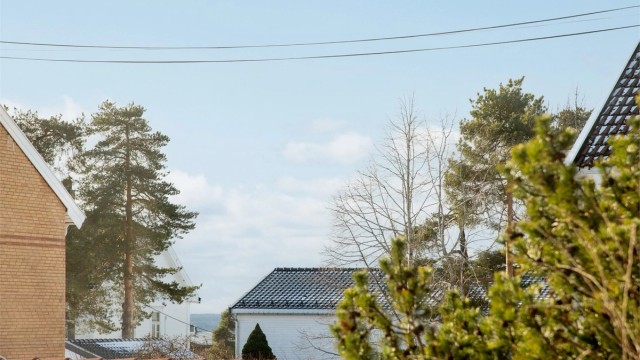 Beliggenheten er i et rolig og etablert nabolag, med kort vei til Spar Kastellet for enkel hverdagshandel.