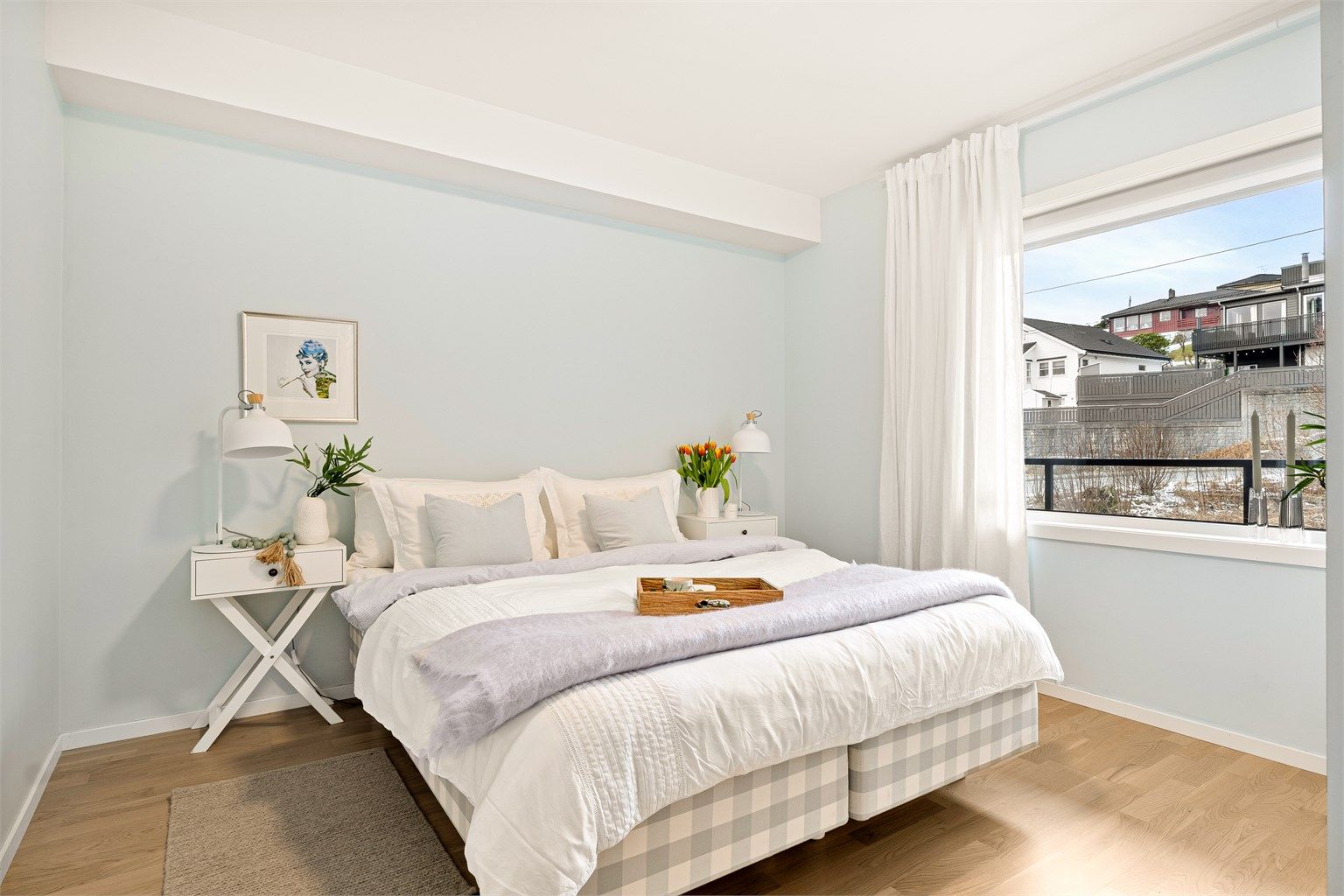 Soverommet er av god størrelse på ca 12 kvm. God plass til dobbeltseng, garderobe og annet ønsket møblement.