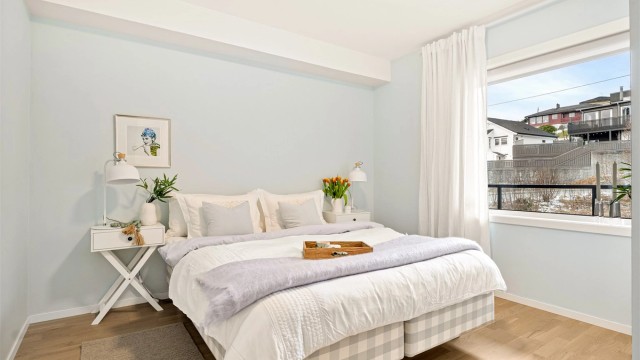 Soverommet er av god størrelse på ca 12 kvm. God plass til dobbeltseng, garderobe og annet ønsket møblement.