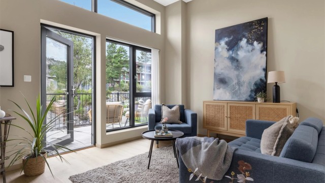 Velkommen til Brekkelia 10! En lekker bolig over to etasjer med moderne kvaliteter, flere balkonger og to garasjeplasser.