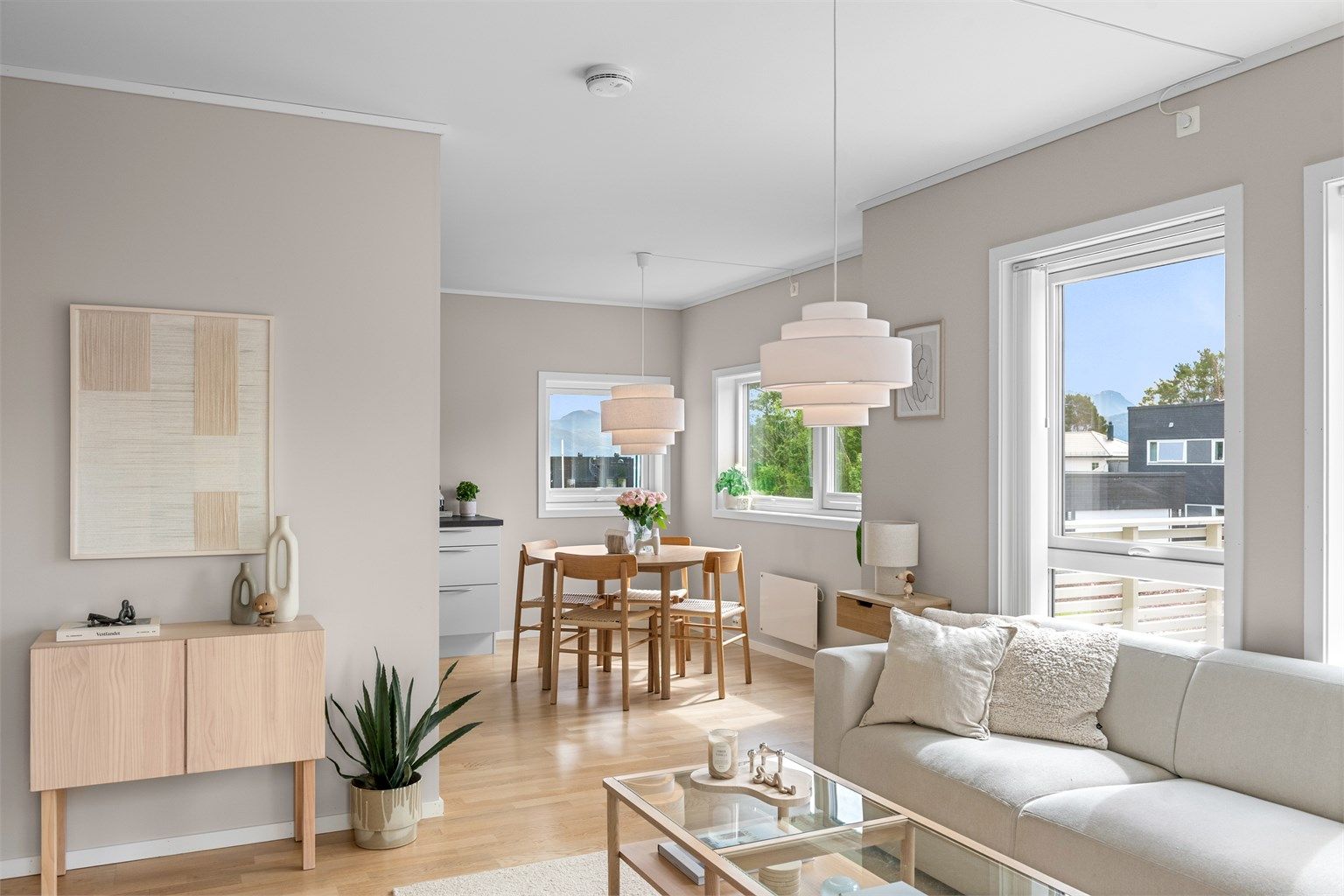 Leiligheten fra 2018 har en åpen løsning mellom stue og kjøkken, med gjennomgående parkett.
Foto: Stian Wiik