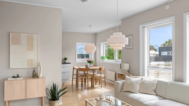 Leiligheten fra 2018 har en åpen løsning mellom stue og kjøkken, med gjennomgående parkett.
Foto: Stian Wiik