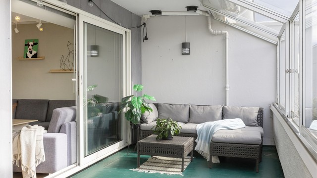 lun og herlig sofakrok med gode solforhold.