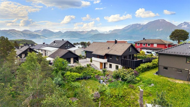 Velkommen til denne innholdsrike eneboligen på Flisnes. Foto: Stian Wiik