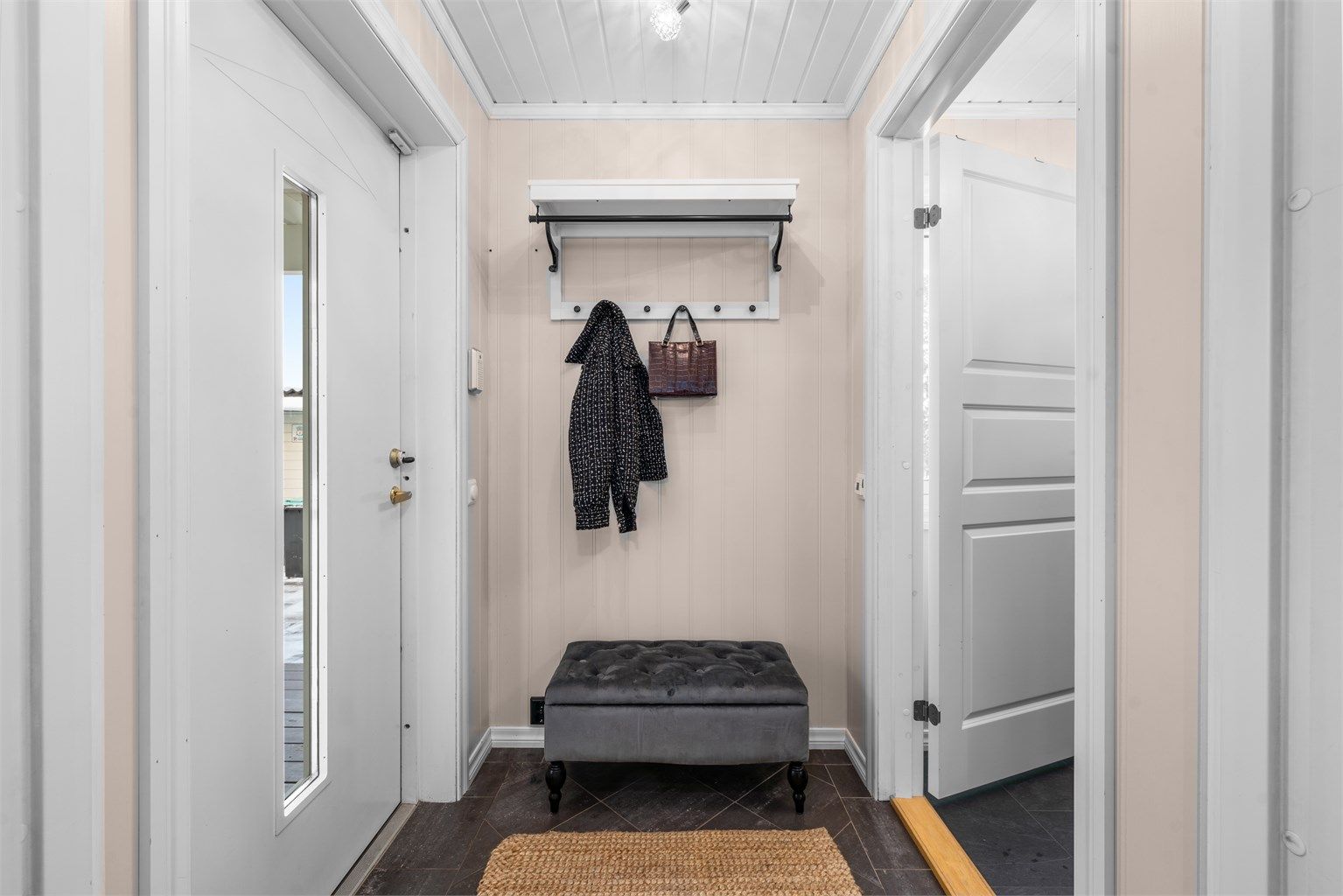 Et hyggelig vindfang ønsker deg velkommen. Her kan du ta av deg skoene og henge av deg jakken før du tar turen videre i ditt nye hjem 